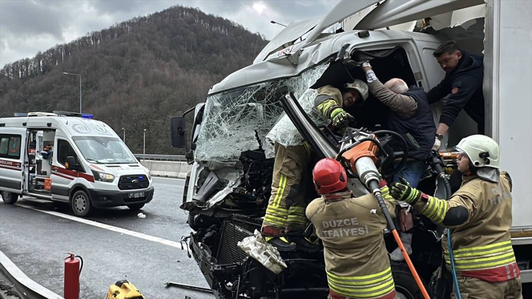 Kargo kamyonu önce TIR'a ardından bariyere çarptı, ekipler yardıma koştu 8